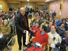 Del Bosque Saludando A Personas Con Discapacidad En El CRMF.