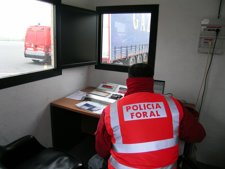 Un Agente De La Policía Foral En El Interior De Una Báscula Para Vehículos.