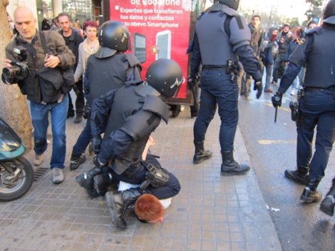 Un Policía Retiene A Un Joven Que Protestaba Frente Al Lluís Vives