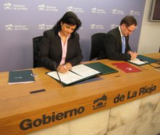 Martínez De Pisón Y Arruga Firman Convenio Entre Gobierno Y UR