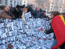 Partidarios De Garzón Dejan Claveles En La Puerta Del Supremo