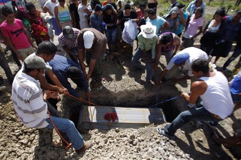 Entierro De Uno De Los Presos Quemados En La Cárcel De Comayagua