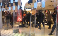 Detención De Dos Estudiantes En El Interior De Un Centro Comercial