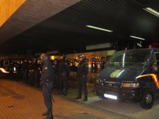 Policías Custodian La Puerta De Delegación De Gobierno