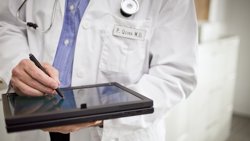 Foto: Reino Unido insta a los médicos a "recetar" aplicaciones móviles (EUROPA PRESS)