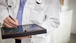 Foto: Reino Unido insta a los médicos a "recetar" aplicaciones móviles (EUROPA PRESS)