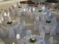 Mesas preparadas para un banquete