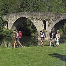 Peregrinos Del Camino De Santiago A Su Paso Por Pamplona.