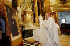 El Arzobispo Bendice Un Cuadro De Santa Genoveta Torres