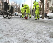 Operarios Echan Sal Sobre Aceras Heladas