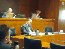 El Consejero Fernández De Alarcón En Comisión En Las Cortes De Aragón      