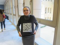 Foto: Oltra exhibe en las Corts una camiseta con mensaje codificado contra las cargas (EUROPA PRESS)
