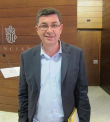 Morera En Los Pasillos De Las Corts Valencianes
