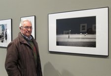 El Artista Francisco Moltó Junto A Una De Sus Obras 