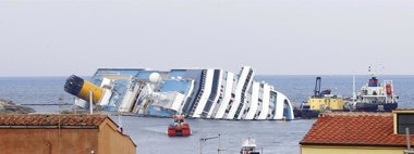 Foto: Los equipos de rescate recuperan tres cuerpos y localizan otros cinco en el 'Costa Concordia' (REUTERS/GIAMPIERO SPOSITO)