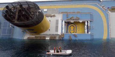 Foto: Los equipos de rescate recuperan 3 cuerpos y localizan otros 5 en el 'Costa Concordia' (REUTERS)