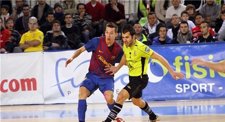 Lin, Del Barcelona, Intenta Controlar Un Balón