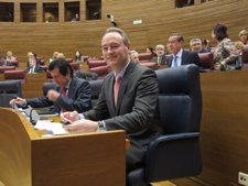 Fabra Sentado En Su Escaño En Las Corts
