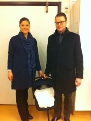 Victoria De Suecia Y Su Marido Con El Bebé