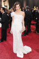 Mila Jovovich posando sobre la alfombra roja de lo