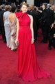 Emma Stone posando sobre la alfombra roja de los O