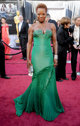Viola Davis posando sobre la alfombra roja de los 