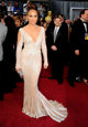 Jennifer Lopez posando sobre la alfombra roja de l