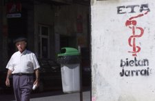 Anciano paseando con anagrama de ETA en la calle