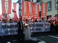 Una Pareja De Novios Se Fotografía Delante De La Cabecera De La Manifestación