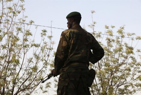 Un Soldado De Malí De Guardia Un Soldado De Malí De Guardia