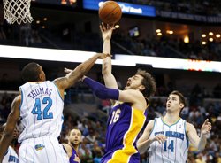 Pau Gasol vuelve asumir el liderazgo en Lakers en la ajustada victoria ante los Hornets