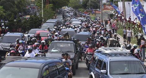 Estampida Hacia Las Montañas Tras Un Terremoto En La Costa Indonesia
