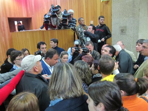 El Parlamento pide a la Xunta que reclame una investigación de la Fiscalía sobre las preferentes