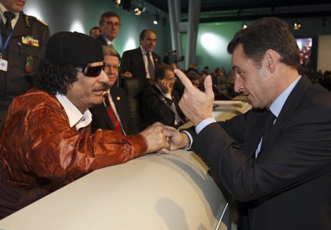Muamar Gadafi Y Nicolas Sarkozy Conversando Animadamente