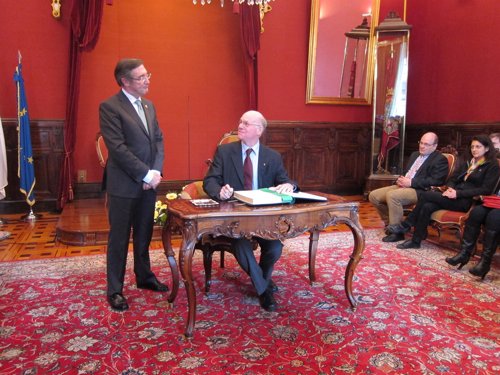 El presidente del Parlamento alemán dice que "no hay ciudad mejor" que Santiago para debatir la salida de la crisis