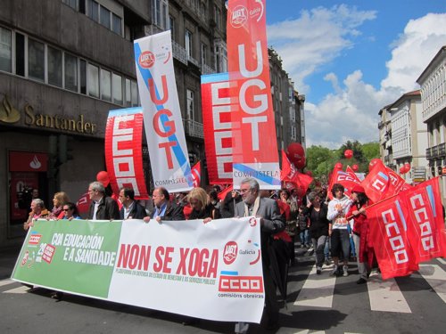 Miles de personas protestan en nueve localidades gallegas contra los recortes en sanidad y educación