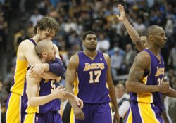 Bryant y Bynum dejan a Lakers a una victoria de segunda ronda