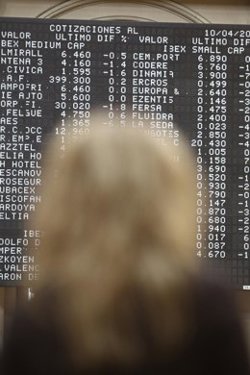 El Ibex aguanta casi plano en 6.800 puntos
