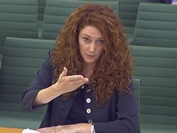 Rebekah Brooks confirma su cercanía con Cameron ante la comsión Leveson