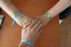 Foto: Mojados vende pulseras de Kukuxumusu para lograr un desfibrilador (EUROPA PRESS)