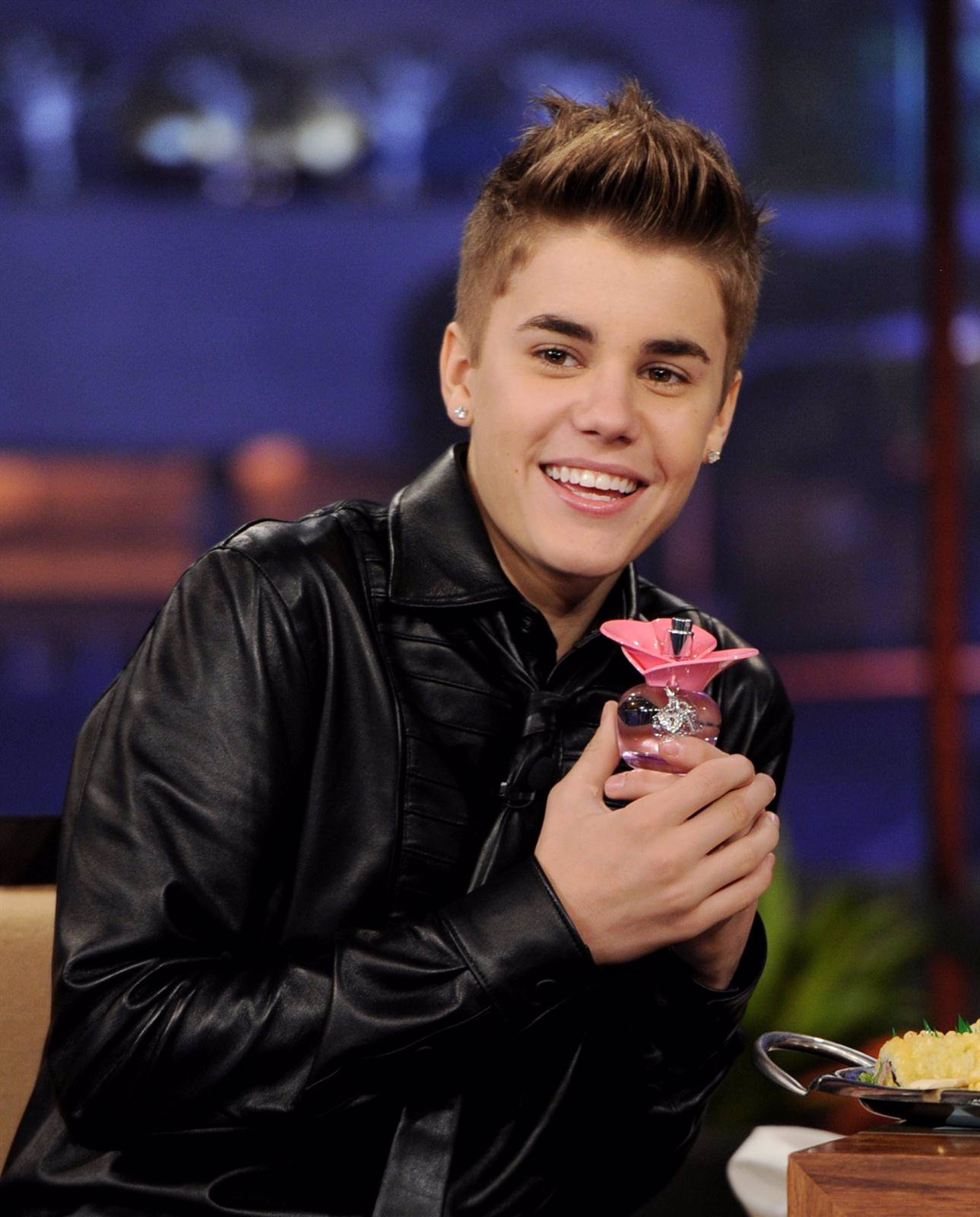 Justin Bieber posa con su perfume 'Someday' entre las manos 