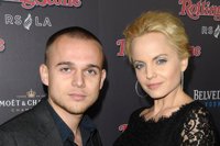 El marido de Mena Suvari le reclama una pensión millonaria