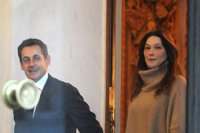 Nicolas Sarkozy se pone alzas para estar a la altura de Carla Bruni