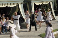Karl Lagerfeld pasea a Chanel por los emblemáticos jardines de Versalles