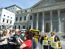 Amnistía Internacional entrega 35.000 firmas a los grupos parlamentarios para frenar la reforma sanitaria