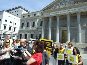Amnistía Internacional entrega 35.000 firmas a los grupos parlamentarios para frenar la reforma sanitaria
