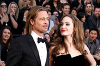 Angelina Jolie regala un helicóptero a Brad Pitt