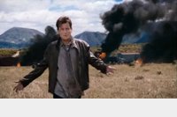 Charlie Sheen hace descarrilar un tren en el nuevo trailer de 'Anger Management'