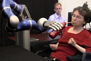 Pacientes con parálisis agarran objetos con la mente