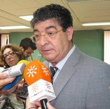 Valderas advierte de que IU no tolerará más recortes que los acordados